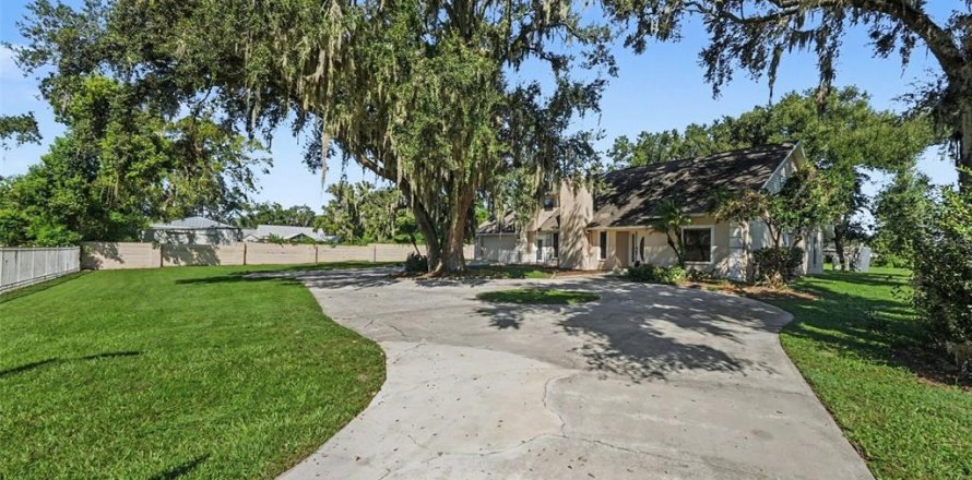 House in Seffner, Florida 3 bedrooms, 314.94 sq.m. № 2396584