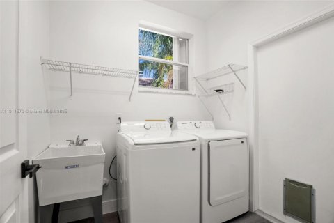 Casa en venta en Weston, Florida, 5 dormitorios, 229.75 m2 № 1967373 - foto 12