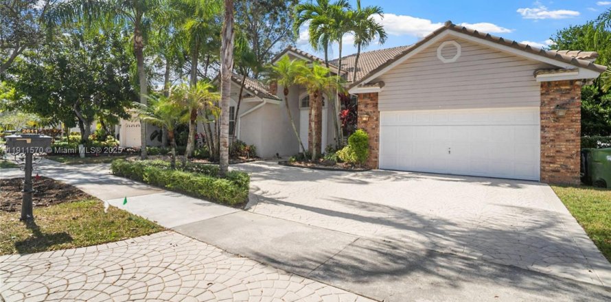 Casa en Weston, Florida 5 dormitorios, 229.75 m2 № 1967373