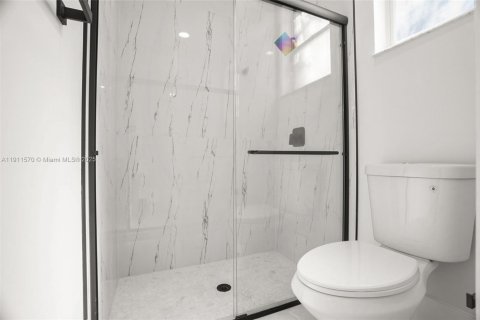 Casa en venta en Weston, Florida, 5 dormitorios, 229.75 m2 № 1967373 - foto 19