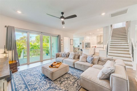 House in Tampa, Florida 4 bedrooms, 315.4 sq.m. № 1658440 - photo 8
