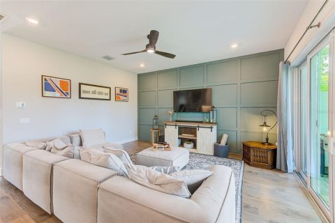 House in Tampa, Florida 4 bedrooms, 315.4 sq.m. № 1658440 - photo 7