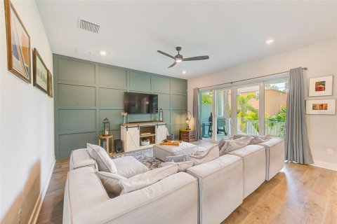 House in Tampa, Florida 4 bedrooms, 315.4 sq.m. № 1658440 - photo 6