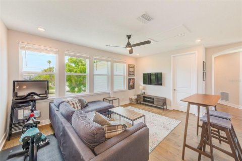 House in Tampa, Florida 4 bedrooms, 315.4 sq.m. № 1658440 - photo 25
