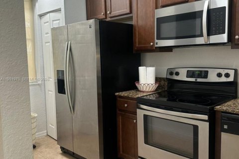 Townhouse in Miramar, Florida 2 bedrooms, 104.05 sq.m. № 2007817 - photo 5