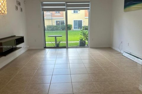 Townhouse in Miramar, Florida 2 bedrooms, 104.05 sq.m. № 2007817 - photo 7