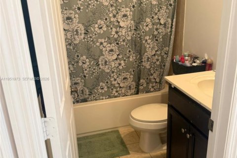 Townhouse in Miramar, Florida 2 bedrooms, 104.05 sq.m. № 2007817 - photo 2