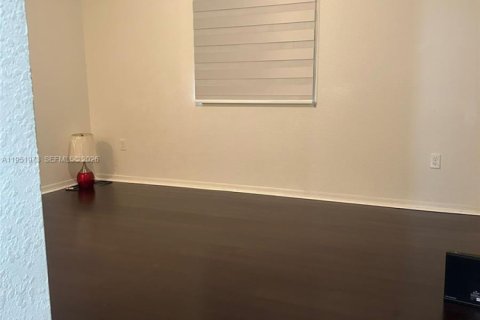 Townhouse in Miramar, Florida 2 bedrooms, 104.05 sq.m. № 2007817 - photo 3