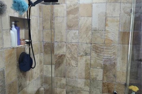 Villa ou maison à vendre à Hialeah, Floride: 3 chambres, 180.51 m2 № 2069055 - photo 21