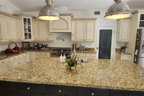 Villa ou maison à vendre à Hialeah, Floride: 3 chambres, 180.51 m2 № 2069055 - photo 4