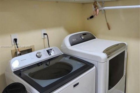 Villa ou maison à vendre à Hialeah, Floride: 3 chambres, 180.51 m2 № 2069055 - photo 24