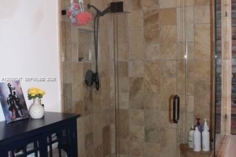 Villa ou maison à vendre à Hialeah, Floride: 3 chambres, 180.51 m2 № 2069055 - photo 12