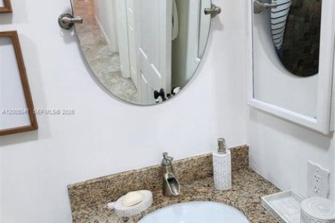 Villa ou maison à vendre à Hialeah, Floride: 3 chambres, 180.51 m2 № 2069055 - photo 22