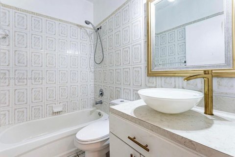 Villa ou maison à louer à Miami, Floride: 3 chambres, 211.72 m2 № 1972485 - photo 2