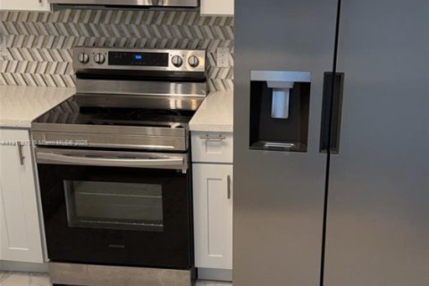 Villa ou maison à louer à Miami, Floride: 3 chambres, 211.72 m2 № 1972485 - photo 9