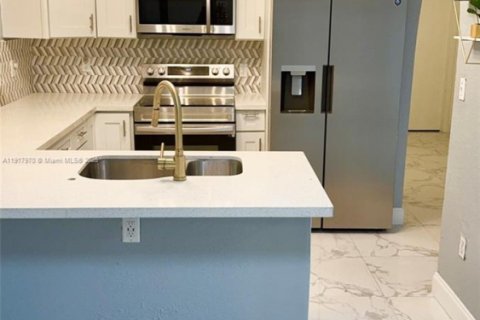 Villa ou maison à louer à Miami, Floride: 3 chambres, 211.72 m2 № 1972485 - photo 10