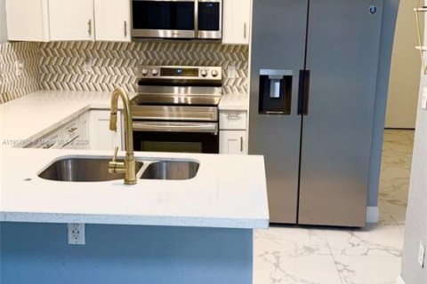 Villa ou maison à louer à Miami, Floride: 3 chambres, 211.72 m2 № 1972485 - photo 4