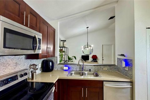 Villa ou maison à louer à Miramar, Floride: 2 chambres, 128.58 m2 № 2021804 - photo 4