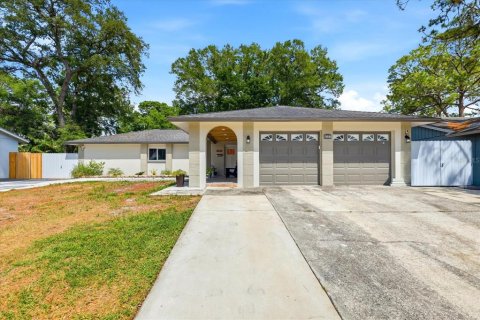 House in Tampa, Florida 4 bedrooms, 196.86 sq.m. № 2110954