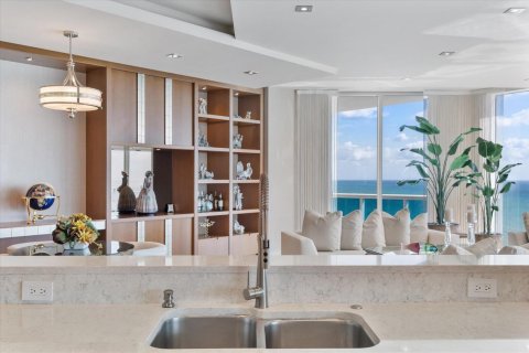 Condo in Hollywood, Florida, 5 bedrooms  № 2244787 - photo 22