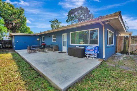 House in Sarasota, Florida 3 bedrooms, 141.21 sq.m. № 2101274 - photo 30