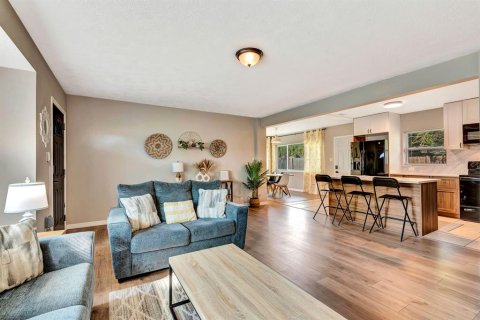 House in Sarasota, Florida 3 bedrooms, 141.21 sq.m. № 2101274 - photo 10