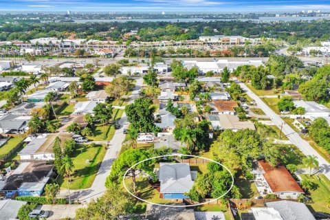 House in Sarasota, Florida 3 bedrooms, 141.21 sq.m. № 2101274 - photo 3