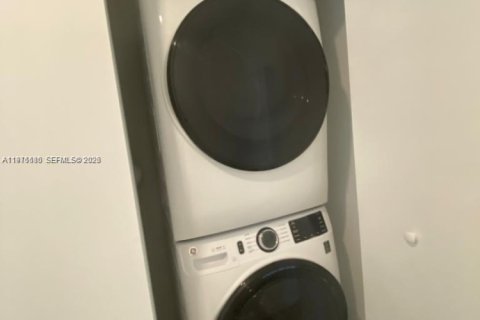 Condo in Miami, Florida, 3 bedrooms  № 2040871 - photo 22