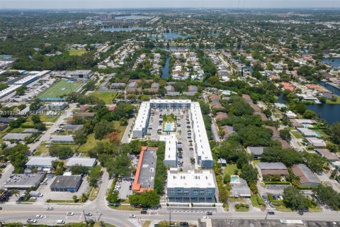 Condo in Miami, Florida, 3 bedrooms  № 2040871 - photo 9