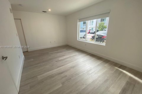 Condo in Miami, Florida, 3 bedrooms  № 2040871 - photo 15