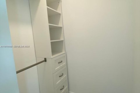 Condo in Miami, Florida, 3 bedrooms  № 2040871 - photo 25