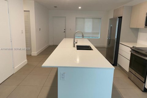 Condo in Miami, Florida, 3 bedrooms  № 2040871 - photo 11