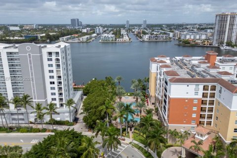Condo in Sunny Isles Beach, Florida, 2 bedrooms  № 2075177 - photo 29