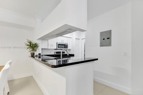 Condo in Sunny Isles Beach, Florida, 2 bedrooms  № 2075177 - photo 9