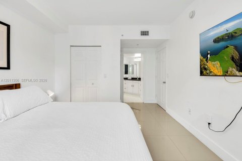 Condo in Sunny Isles Beach, Florida, 2 bedrooms  № 2075177 - photo 14