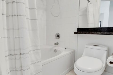 Condo in Sunny Isles Beach, Florida, 2 bedrooms  № 2075177 - photo 21