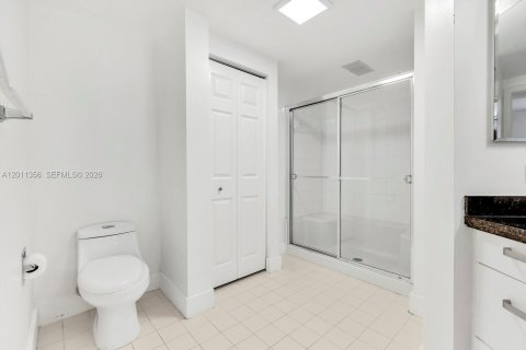 Condo in Sunny Isles Beach, Florida, 2 bedrooms  № 2075177 - photo 17