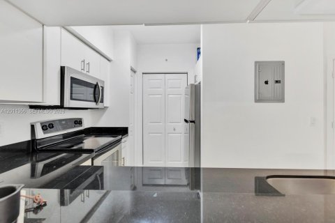 Condo in Sunny Isles Beach, Florida, 2 bedrooms  № 2075177 - photo 11