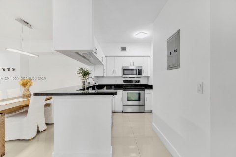 Condo in Sunny Isles Beach, Florida, 2 bedrooms  № 2075177 - photo 10