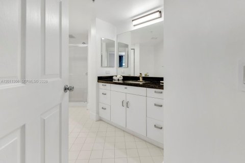Condo in Sunny Isles Beach, Florida, 2 bedrooms  № 2075177 - photo 16