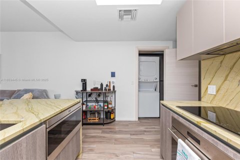 Condo in Miami, Florida, 1 bedroom  № 1872652 - photo 18