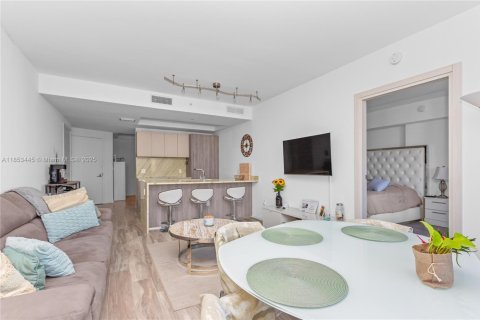 Condo in Miami, Florida, 1 bedroom  № 1872652 - photo 16