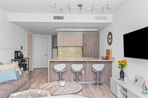 Condo in Miami, Florida, 1 bedroom  № 1872652 - photo 15