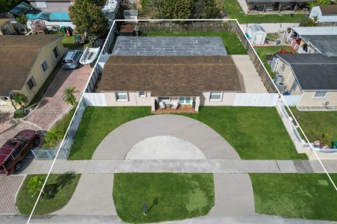 Купить виллу или дом в Хомстед, Флорида 4 спальни, 183.2м2, № 2049562 - фото 2