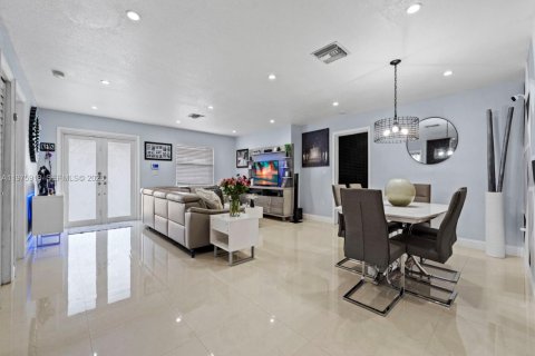 Купить виллу или дом в Хомстед, Флорида 4 спальни, 183.2м2, № 2049562 - фото 9