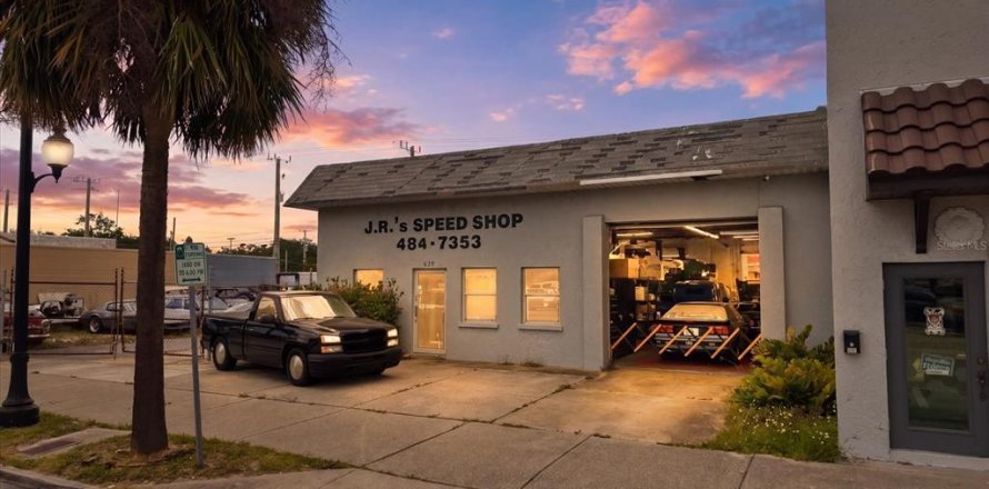 Commercial property in Venice, Florida 448.9 sq.m. № 2212712