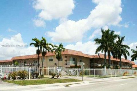 Condo in Miami Gardens, Florida  № 1764064 - photo 1