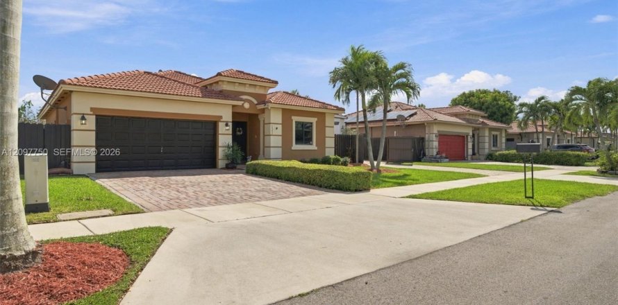House in Homestead, Florida 4 bedrooms, 148.36 sq.m. № 2392615