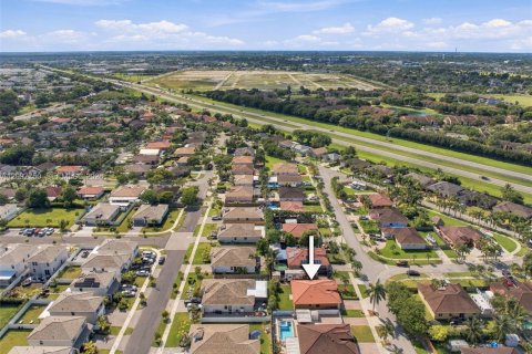House in Homestead, Florida 4 bedrooms, 148.36 sq.m. № 2392615 - photo 4