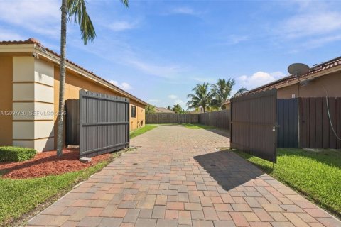 House in Homestead, Florida 4 bedrooms, 148.36 sq.m. № 2392615 - photo 28